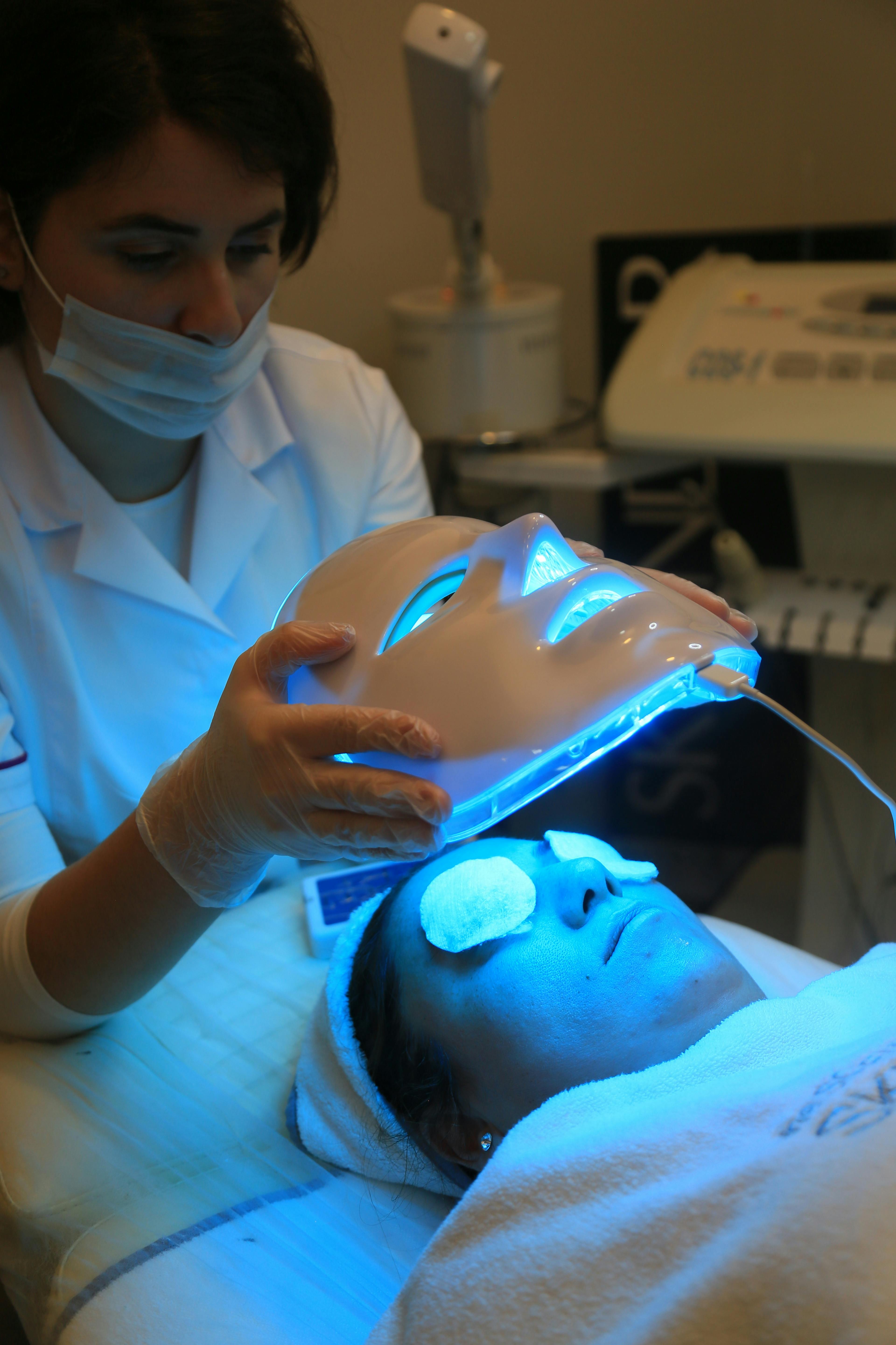 Tratamento de LED terapia facial em cabine est&eacute;tica